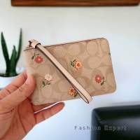 ✨ของแท้100%✨ คล้องมือ Corner Zip Wristlet In Signature Canvas With Nostalgic Ditsy Print  Style No. CH478