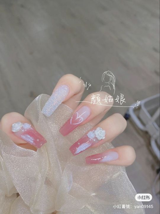 Charm Hoa Xinh - một thiết kế nail tinh tế và sang trọng với các chi tiết đính hoa tinh xảo, giúp bạn trở nên xinh đẹp và nền nã hơn. Hãy đến ngay tiệm Nail để được phục vụ chu đáo và đảm bảo sự hài lòng tuyệt đối.