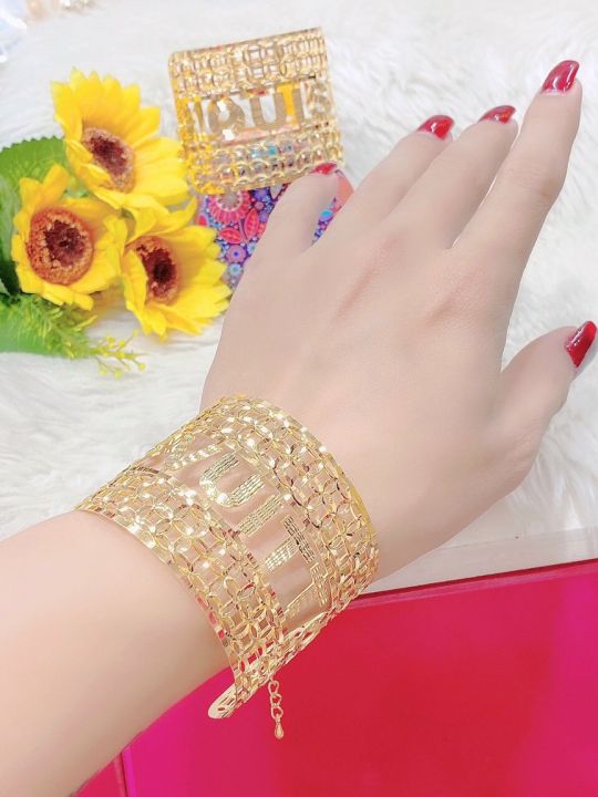 Lắc tay nữ bản lớn mạ vàng 18k là món trang sức sang trọng, tao nhã và đẳng cấp. Với chất liệu vàng 18k, sản phẩm trở nên bền đẹp và giữ giá cao theo thời gian. Khám phá ngay để tìm ra chiếc lắc tay phù hợp với phong cách của bạn!