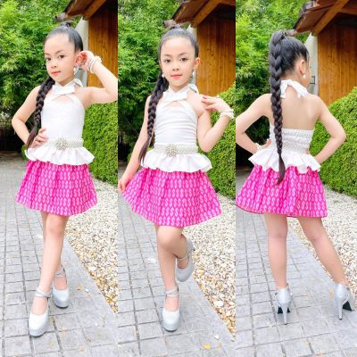 ชุดไทยประยุกต์เด็กสีชมพู ชุดไทยเด็ก เสื้อผูกคอ+กระโปรงจีบหน้าเล่นลายผ้าไทยพิมพ์SS

ชุดไทยเด็กสีชมพู ชุดไทยเด็กผู้หญิง