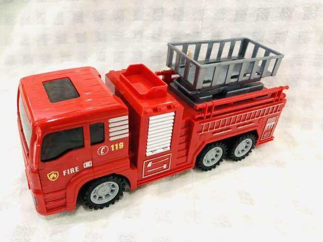 รถดับเพลิงของเล่น-กระเช้ายกได้มีลานในตัว-toy-fire-truck