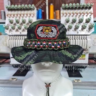 หมวกปีกสั้นลายพรางใหม่ ถักเชือกสีเขียว พร้อมเทปผ้าลายธง+(อาร์มเสือคาบขอบแดง)ขนาดฟรีไซร์รอบศรีษะ58cm.