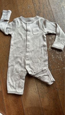 CLOTHING 99 Carter’s newborn bodysuit sleep suit