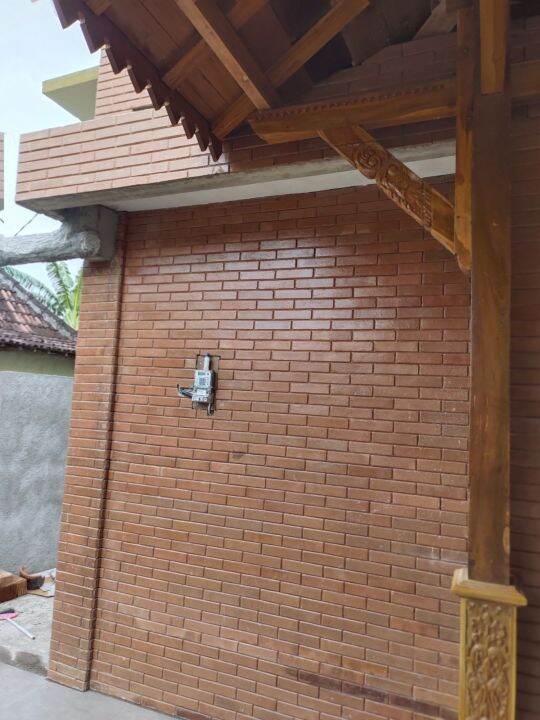 Alphard Batu Bata: Eksplorasi Estetika dan Fungsionalitas Arsitektur Tradisional dalam Konteks Modern