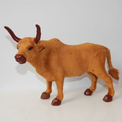 โมเดลสัตว์วัวน้อยจำลองของเล่นผ้าพลัฌของตั้งโชว์บนโต๊ะในตู้โชว์รูปวัวโมเดลการสอนวัวกระทิงสำหรับเด็ก