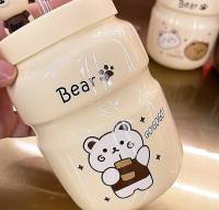 แก้วน้ำน้องหสินค้ามี ขนาด 500 ml.
เป็นแก้วเซรามิกหนาเพนท์ลายหมีน่ารัก 
มีต้าวหมี 3D ตกแต่งบนฝาซิลิโคน 
มาพร้อมหลอดดูด ใส่ได้ทั้งน้ำร้อน และน้ำเย็น