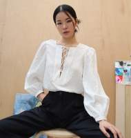 Theremin Moya Bloue เสื้อแขนยาวพอง สาบหน้าคล้องเชือกผูก (white, ligth beige)