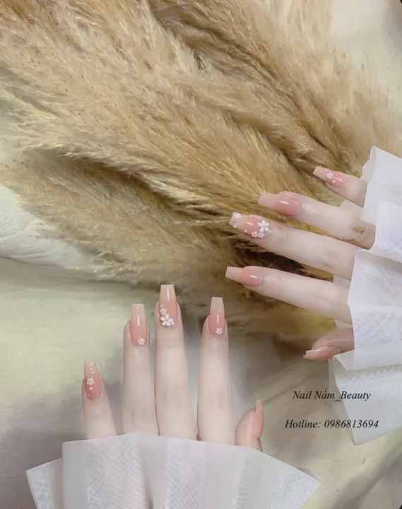 Những mẫu nail hồng thạch dễ thương trendy sẽ khiến bạn mê mẩn ngay từ cái nhìn đầu tiên, cảm nhận được sự dịu dàng và tinh tế của điểm xuyết từng chi tiết thạch, tạo nên một không gian thuần chất nữ tính. Hãy để đôi tay của bạn trở nên đặc biệt hơn, khi được trang trí với những gam màu xinh đẹp và ấn tượng này.