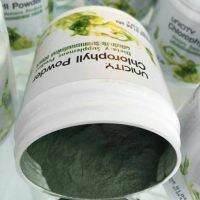 Unicity Chlorophyll Powder (1กระปุก)
ทำให้ผิวพรรณสดใส
สกัดจากหญ้าอัลฟาฟ่าเกรดเอที่ปลูกในสหรัฐอเมริกา ซึ่งเป็นพืชตระกูลถั่ว ใบเลี้ยงคู่ มีระบบรากที่มหัศจรรย์มาก ในบางพื้นที่รากลึกถึง 130 ฟุต จึงทำให้อัลฟาฟ่าสามารถหาอาหารได้อย่างมีประสิทธิภาพและได้ถูกขนาน