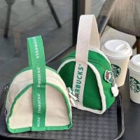 กระเป๋าจิ๋ว Starbuck 
สีเขียวเหนี่ยวทรัพย์ น้อนน่ารักมาก
ขนาด : 7*16*14 cm
มี 2 สี : ขาว เขียว