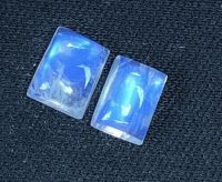 พลอยมูนสโตนสีน้ำเงินธรรมชาติ 3.6cts หลังเบี้ย 9x7mm. 1 คู่ 3.6cts natural blue moonstone cabochon 9x7mm pair