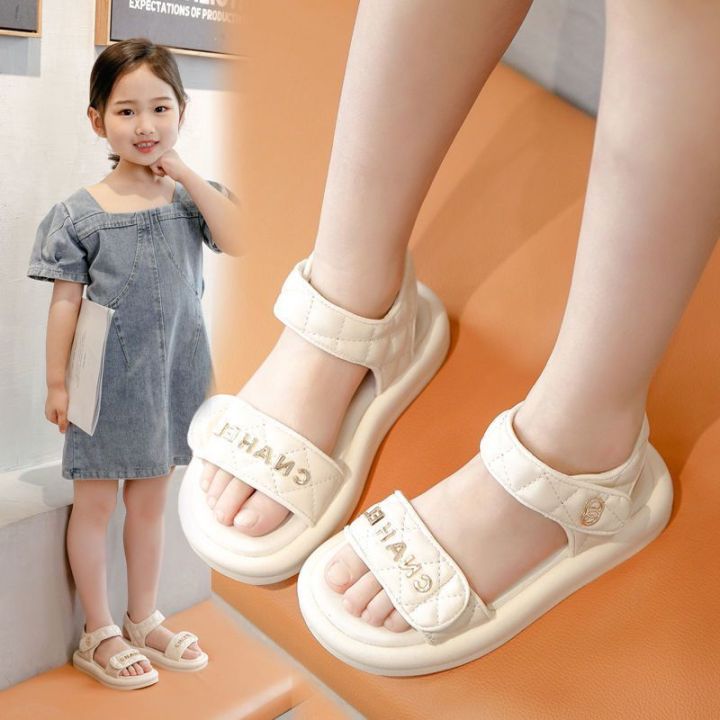 รองเท้าแตะเด็กผู้หญิงแบบใหม่ฤดูร้อนปี2023รองเท้าเด็กสไตล์เกาหลีสำหรับเด็กนักเรียนเด็กวัย5-12ขวบรองเท้าชายหาดพื้นนิ่มสำหรับเด็กหญิง