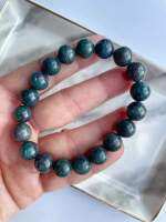 สร้อยหิน Ruby Fuchsite in Kyanite หรือ Ruby in Kyanite สีน้ำเงินอมเขียว (teal blue) เหมือนน้ำทะเลลึก ผสมสีแดงอมชมพูของทับทิม เป็น combination ที่ลงตัว ? พบเจอทางใต้ของประเทศอินเดีย เนื่องจากหินชนิดนี้มีส่วนประกอบของทับทิม จะเรืองแสงเมื่อกระทบกับแสง UV