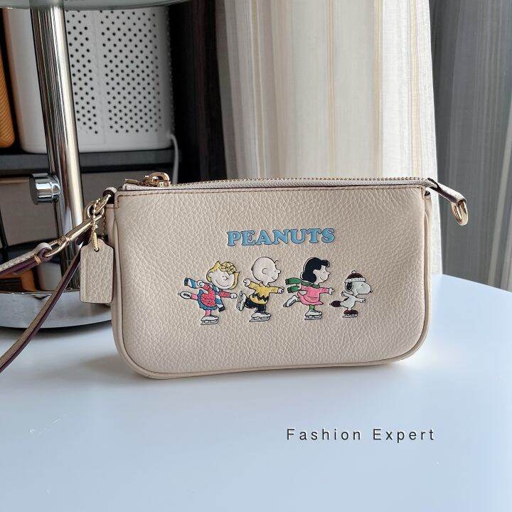 ของแท้100-คล้องมือ-ใบใหญ่-coach-ce858-coach-x-peanuts-nolita-19-with-snoopy-and-friends-motif