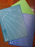 แผ่นรองตัดกระดาษ ขนาด A4  มีให้เลือก 2 สี ..สีเขียว, สีน้ำเงิน