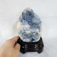 โพรงหินเซเลสไทต์ ผลึกหินเซเลสไทต์(Celestite)หรือหินเซเลสไทน์ เซเลสไทน์  สูงพร้อมฐานไม้ 17.5 ซม.
หน้ากว้างพร้อมฐานไม้ 9.5 ซม.
หนาพร้อมฐานไม้ 7 ซม.
น้ำหนักพร้อมฐานไม้ 1.4 kg.