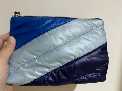 กระเป๋า แบรนด์ Estee Lauderผ้าบุนุ่มนิ่ม มีซับใน ขนาด 8x5.5 นิ้ว #พรีเมี่ยม(ของแถม) จาก Estee สีฟ้าสลับน้ำเงิน