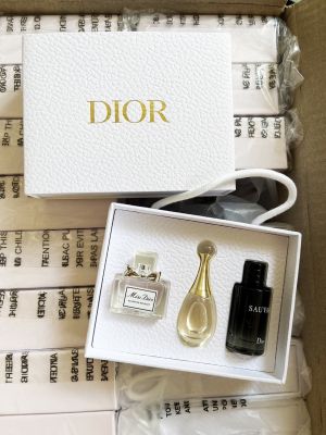 พร้อมส่ง*ของแท้*Dior Perfume Set กล่องมี หูหิ้ว  เซ็ทน้ำหอม ขวดมินิ 3 ชิ้น พร้อมกล่องเคส