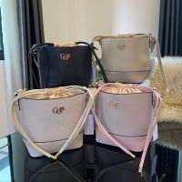 กระเป๋าทรงถัง เกส Agata Bucket Handbag งานแท้outlet

กระเป๋ารุ่นใหม่ล่าสุดทรงถังสุดน่ารัก พิมพ์ลายรอบใบ วัสดุ Saffiano PU คุณภาพดี นิ่ม น้ำหนักเบา ด้านหน้าประดับด้วยโลโก้แบรนด์สวยโดดเด่น เปิด-ปิดด้วยเชือกหนังใช้หูรูดปลายเชือกประดับอะไหล่ทองสะดวกใช้