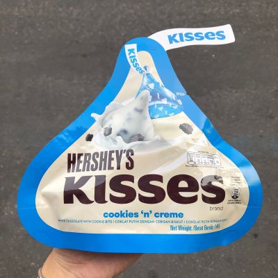 Hersheys Kisses Cookies N Cream เฮอร์ชี่ส์คิส ช็อกโกแลตคุ้กกี้แอนด์ครีม 146g