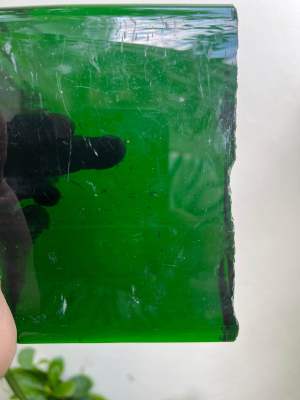 พลอย สีฟ้า Green Emerald 100% LAB MADE ก้อน กระจกเจียได้ทุกชนิด แกะสลักด้วย 1219 (gram กรัม )glass rough ความยาวและ ความกว้าง 115x99 mm ความหนา 25mm