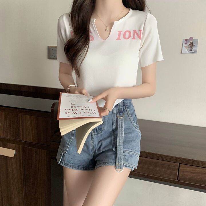 พร้อมส่ง-ใหม่-25047เสื้อยืดแขนสั้นผู้หญิงคอวีขนาดเล็กฤดูร้อน2023-ใหม่ลายพิมพ์ตัวอักษร