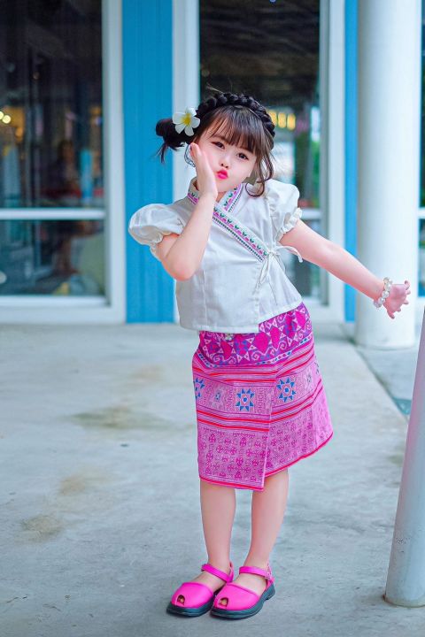 ชุดไทยเด็ก-2-ชิ้น-เสื้อผ้าฝ้าย-ปักแถบที่หน้าอก-ทรงเสื้อแบบป้ายทบผูกโบว์-แขนตุ๊กตา-กระโปรงผ้าฝ้าย-สม็อคเอว