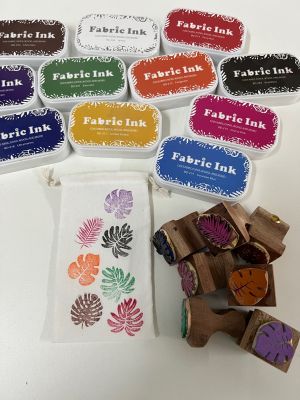 Fabric ink pad แท่นประทับ สำหรับประทับบนผ้า (Fabric) ขนาดแป้น 75x35 มม. มี 11 สี ให้เลือกใช้งาน