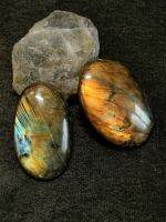 หิน ลาบลาดอไลท์ ( Labradorite ) ก้อนขัดทรงรี สีชัดมาก โทนสีหลากสี  เหลือบเเสงสวยๆ เกือบเต็มหน้า ✨