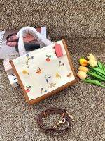 DEMSY TOTE WITH DREAMY VEGGIE PRINT((C8253)) กระเป๋าสะพายโคช  ✅?% Outlet (ภาพถ่ายจากสินค้าจริง)