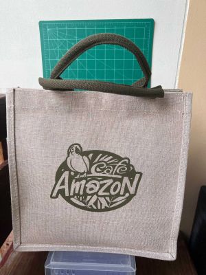 กระเป๋าลายผ้ากระสอบ cafe amazon  รุ่น limited edittion 2020 หูจับสีเขียว แข็งแรง ด้านในเป็บ pvc เคลือบกันน้ำ ขนาดของกระเป๋า ความกว้าง 29 cm ความสูง 29 cm ความกว้างฐานกระเป๋า 10 cm