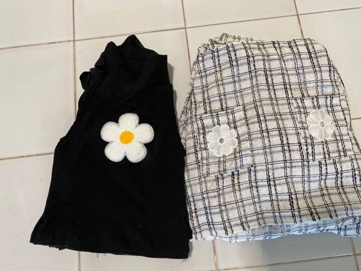ชุดเซ็ตกระโปรง-เสื้อแขนเว้าสีดำสกีนดอกไม้-กระโปรงทรงเอแต่งกระเป๋าหน้า2ข้าง