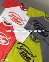 URTHE - เสื้อครอป แขนสั้น สกรีนลาย รุ่น Circle Slope Crop