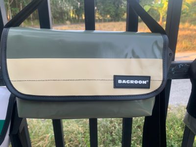 กระเป๋าสะพายข้างผ้าใบ สีเขียวขี้ม้าครีม BAGROOM9
