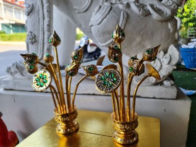 ดอกบัว ดอกบัวบูชาพระ ดอกบัวปิดทองคำเปลวดอกบัวไม้ ชุดดอกบัวบูชาพระตกแต่งติดกระจกสีเขียว ขนาด 3" (8×8×33 cm.)