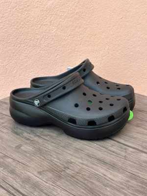 รองเท้า Crocs รองเท้าแบบสวมส้นสูงของผู้หญิง รุ่น Classic crush clog มาใหม่ล่าสุดงานสวย รับรองสินค้าเหมือนในรูปทุก อย่างค่ะ