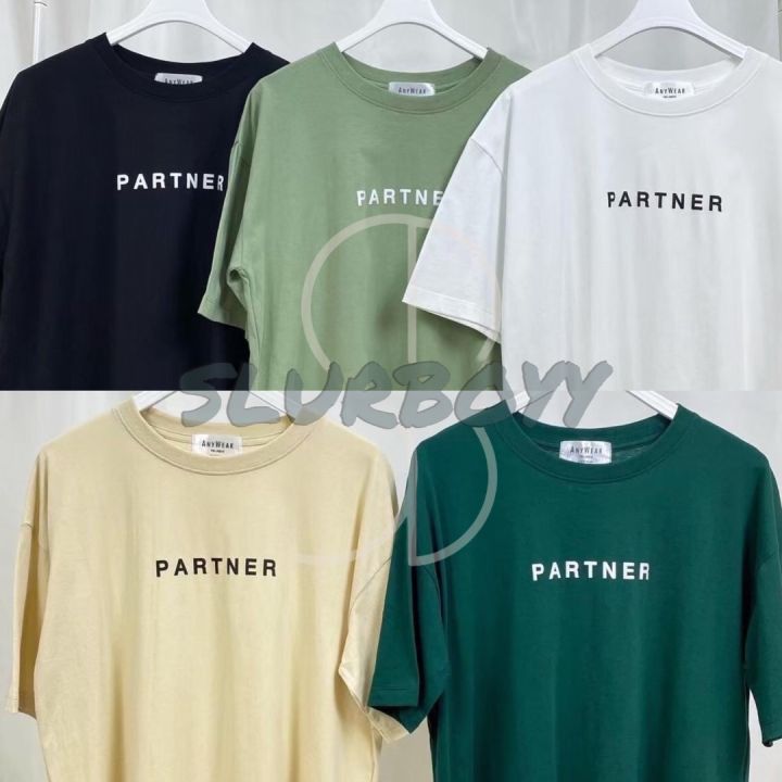 SLURBOYY เสื้อยืดทรงโอเวอร์ไซส์ ผ้าคอตตอน ลาย Partner (SB0110)