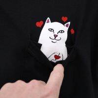 115RIPNDIP TATTOO เสื้อยืดแขนสั้นมีกระเป๋าลายแมวนิ้วกลางลายตลก hnv