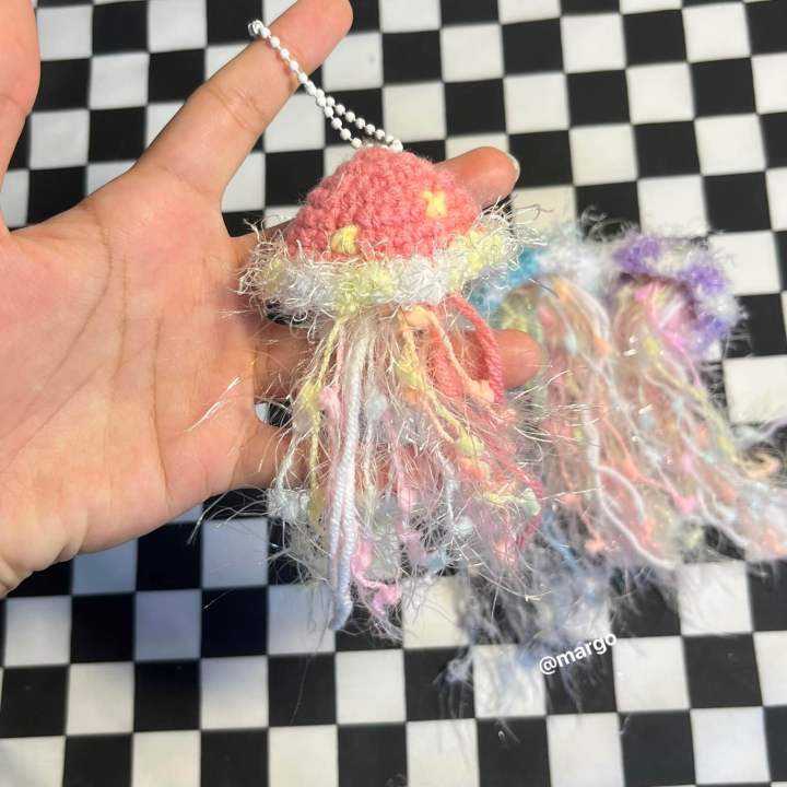 jellyfish-keychain-พวงกุญแจแมงกระพรุนไหมพรม