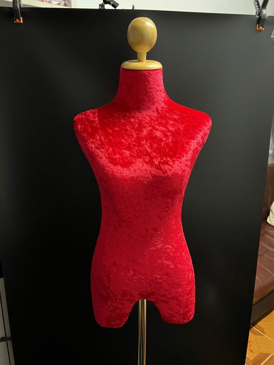 หุ่นหัวไม้ขาไม้หญิงกำมะหยี่แดง-หุ่นโชว์เสื้อผ้า-33-25-34-by-wanwanpresent