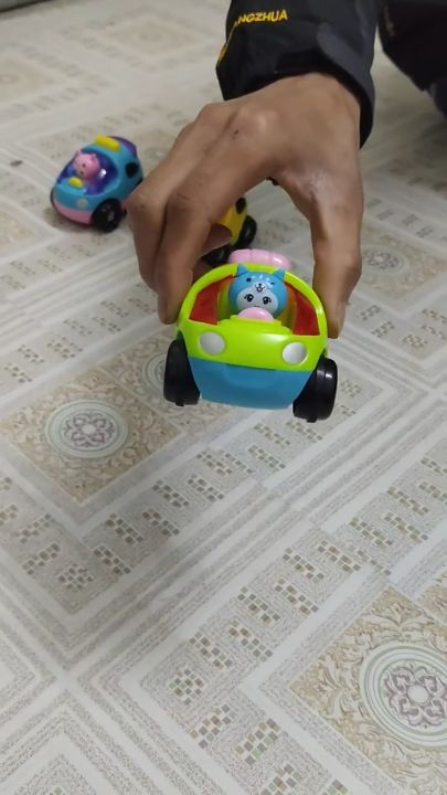 Xe ô tô đồ chơi hoạt hình đáng yêu sẽ là món quà tuyệt vời dành cho các bé yêu của bạn. Với thiết kế hoàn toàn mới và chất lượng tốt nhất, chiếc xe đồ chơi hoạt hình sẽ giúp bé phát triển trí thông minh và sáng tạo.