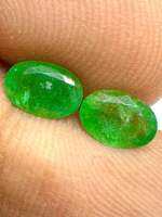 มรกตคู่ 0.85cts 6x4mm ทรงรี พลอยธรรมชาติ 100% Emerald pair 0.85cts 6x4mm oval shape 100% natural gemstone