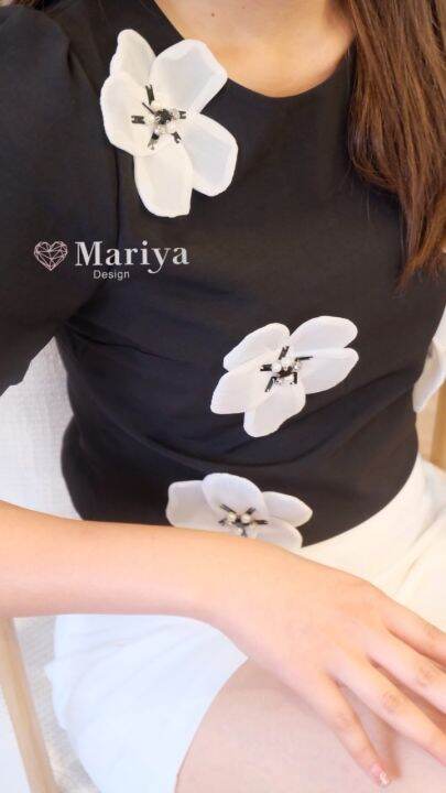 ชุดขาสั้น-ชุดดอกสามดี-เสื้อสีดำปักดอกไม้-mariya