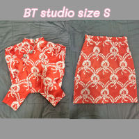 BT studio ชุดเซ็ท เสื้อ กระโปรง ผ้าซาติน มีซับอย่างดี size S สินค้า used