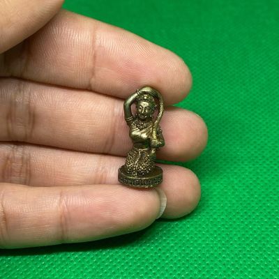 พระแม่ธรณีโลกนิยม *หลวงปู่หงษ์ วัดเพชรบุรี สุสานทุ่งมน จ.สุรินทร์ (เนื้อทองผสม อุดผง ตอกโค้ด) - รับประกันพระแท้โดย - พระเครื่องไทย - Thai amulets