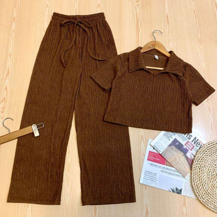 clo-ครอปปก-ขายาว-เสื้อครอปคอปกแขนสั้นมาพร้อมกางเกงขากระบอกยาวงานสีพื้นผ้าลายนูนเรียบสวยดูดี