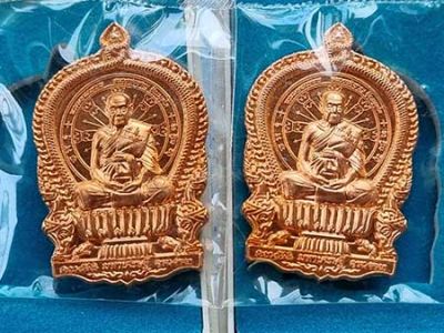 เหรียญนั่งพาน หลวงพ่อชาญ วัดบางบ่อ รุ่นมหาเศรษฐี เนื้อทองแดง ผิวไฟ  ออกปี 2559 กล่องเดิม