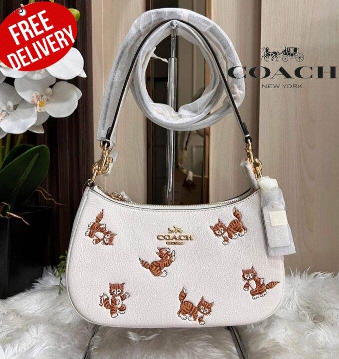 กระเป๋าถือ กระเป๋าสะพาย COACH TERI SHOULDER BAG WITH DANCING KITTEN
