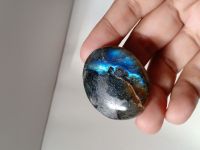 Labradorite ?ลาบราโดไรต์  "หินพ่อมด" เล่นแสง แฟลชน้ำเงิน หินมีรอยแตกตามธรรมชาติ น้ำหนัก 31.5g ติดรอยดิน