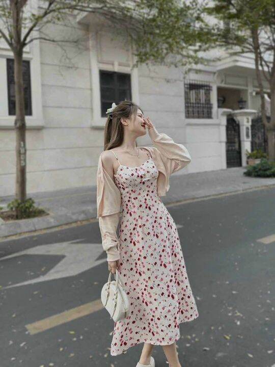 THỬ NGAY NHỮNG KIỂU PHỐI ĐỒ VỚI VÁY HAI DÂY HOA NHÍ HOT TREND